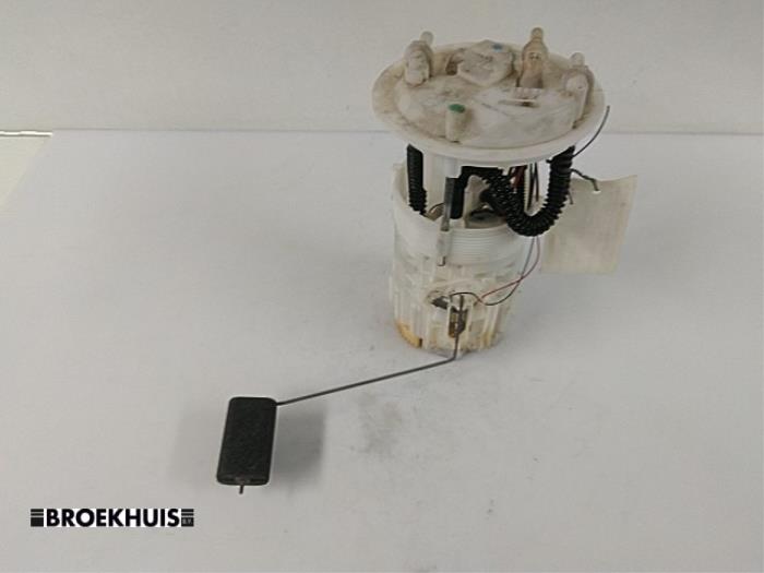 Gebruikte Tank element Pomp Renault Scénic II (JM) 1.5 dCi 105 FAP Prijs € 27,50 Margeregeling aangeboden door Autobedrijf Broekhuis B.V.