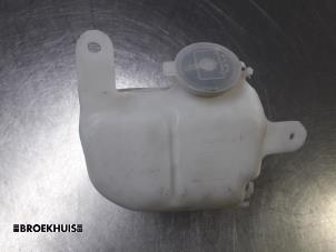 Gebruikte Ruitensproeiertank achter Mazda Demio (DW) 1.3 16V Prijs € 10,00 Margeregeling aangeboden door Autobedrijf Broekhuis B.V.