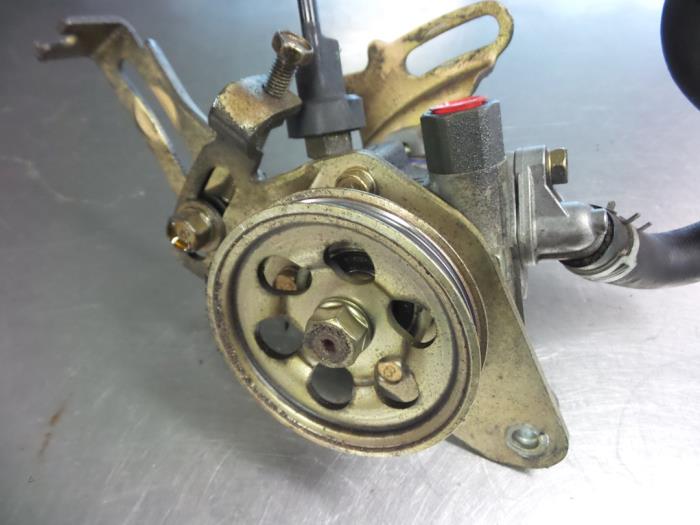 Stuurbekrachtiging Pomp van een Daihatsu Charade (G200/203) 1.5 SG,SR 16V MPI Valera 1997