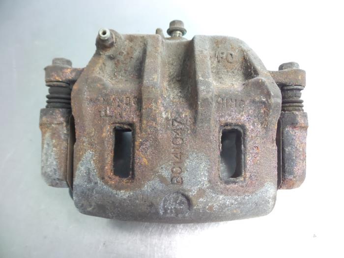 Remklauw (Tang) rechts-voor van een Hyundai Trajet 2.0 16V 2005