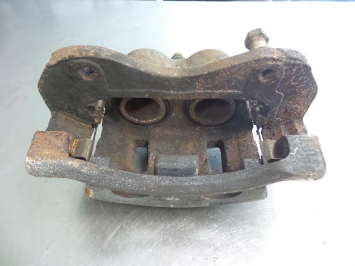 Remklauw (Tang) rechts-voor van een Hyundai Trajet 2.0 16V 2005