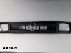 Gebruikte Grille Mercedes L-Serie 3t (602) 310D Prijs € 15,00 Margeregeling aangeboden door Autobedrijf Broekhuis B.V.