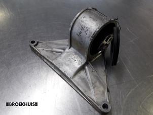 Gebruikte Versnellingsbak Steun Porsche Boxster (986) 2.5 24V Prijs € 40,00 Margeregeling aangeboden door Autobedrijf Broekhuis B.V.