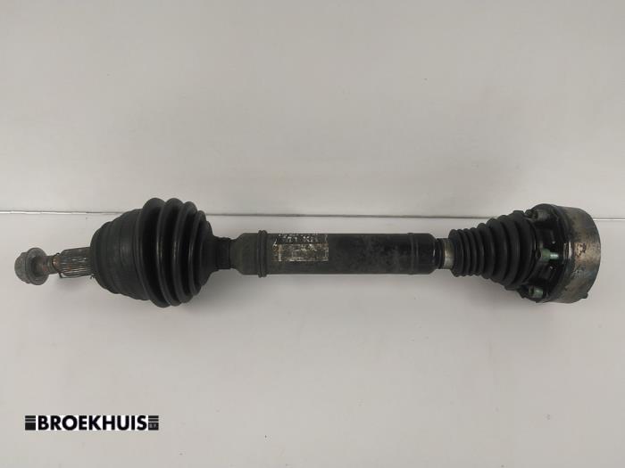 Gebruikte Aandrijfas links-voor Volkswagen Bora (1J2) 1.9 TDI 100 Prijs € 25,00 Margeregeling aangeboden door Autobedrijf Broekhuis B.V.