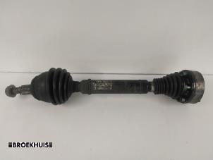 Gebruikte Aandrijfas links-voor Volkswagen Bora (1J2) 1.9 TDI 100 Prijs € 25,00 Margeregeling aangeboden door Autobedrijf Broekhuis B.V.