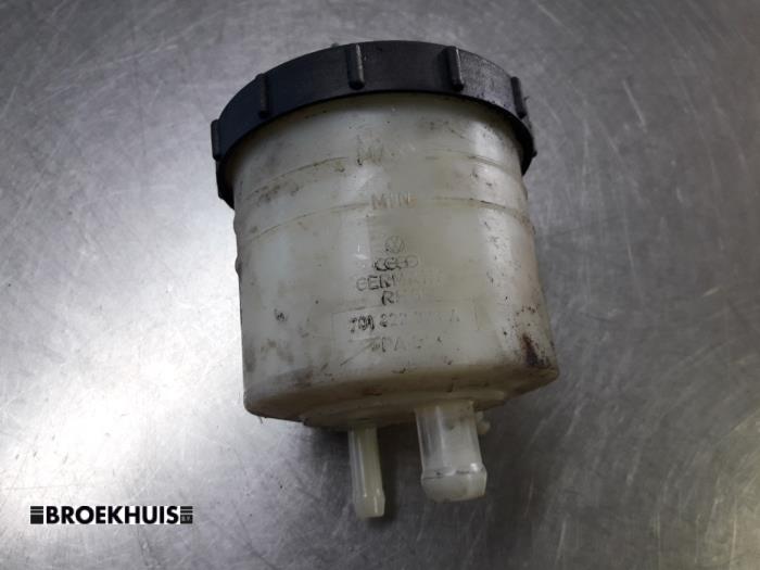 Gebruikte Servo Oliereservoir Volkswagen Transporter/Caravelle T4 1.9 TDI Prijs € 10,00 Margeregeling aangeboden door Autobedrijf Broekhuis B.V.