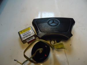 Gebruikte Airbag links (Stuur) Mercedes C (W202) 2.0 C-200D Prijs € 25,00 Margeregeling aangeboden door Autobedrijf Broekhuis B.V.