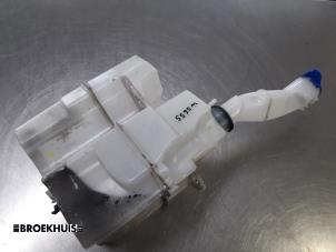 Gebruikte Ruitensproeiertank voor Volvo S60 I (RS/HV) 2.4 D5 20V Prijs € 20,00 Margeregeling aangeboden door Autobedrijf Broekhuis B.V.