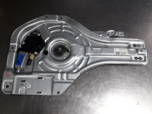 Gebruikte Ruitmechaniek 4Deurs links-achter Hyundai Tucson (JM) 2.0 CRDi VGT 16V 4x2 Prijs € 50,00 Margeregeling aangeboden door Autobedrijf Broekhuis B.V.