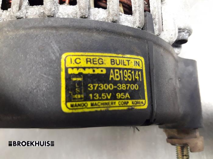 Dynamo van een Hyundai Trajet 2.0 16V 2005