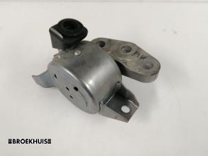 Gebruikte Motorsteun Opel Corsa D 1.3 CDTi 16V ecoFLEX Prijs € 15,00 Margeregeling aangeboden door Autobedrijf Broekhuis B.V.