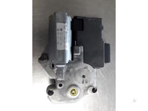 Gebruikte Schuifdak Motor Opel Zafira (F75) 1.6 16V Prijs € 25,00 Margeregeling aangeboden door Autobedrijf Broekhuis B.V.