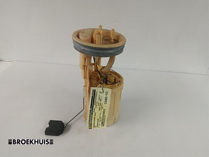 Gebruikte Tank element Pomp Volkswagen Multivan T5 (7E/7HC/7HF/7HM) 1.9 TDi Prijs € 30,00 Margeregeling aangeboden door Autobedrijf Broekhuis B.V.