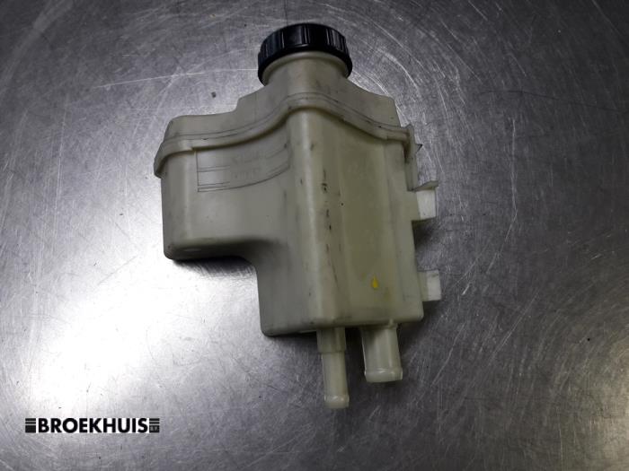 Gebruikte Servo Oliereservoir Renault Kangoo Express (FC) 1.5 dCi 60 Prijs € 10,00 Margeregeling aangeboden door Autobedrijf Broekhuis B.V.