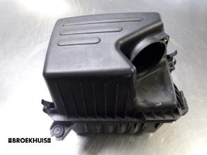 Gebruikte Luchtfilterhuis Hyundai Santa Fe II (CM) 2.2 CRDi 16V 4x2 Prijs € 25,00 Margeregeling aangeboden door Autobedrijf Broekhuis B.V.