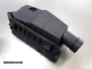 Gebruikte Luchtfilterhuis Mercedes C Combi (S203) 2.2 C-220 CDI 16V Prijs € 20,00 Margeregeling aangeboden door Autobedrijf Broekhuis B.V.