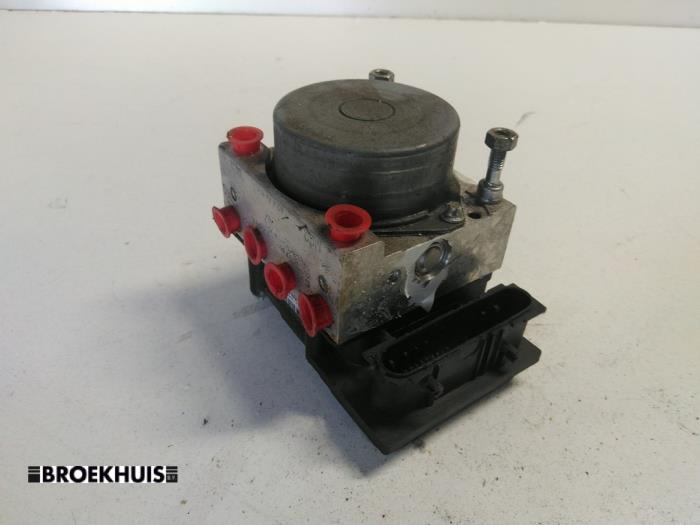 Gebruikte ABS Pomp Renault Twingo (C06) 1.2 Prijs € 25,00 Margeregeling aangeboden door Autobedrijf Broekhuis B.V.