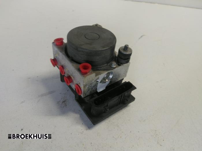 Gebruikte ABS Pomp Renault Twingo (C06) 1.2 Prijs € 25,00 Margeregeling aangeboden door Autobedrijf Broekhuis B.V.