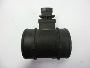 Gebruikte Luchtmassameter Opel Astra H GTC (L08) 1.3 CDTI 16V Ecotec Prijs € 25,00 Margeregeling aangeboden door Autobedrijf Broekhuis B.V.