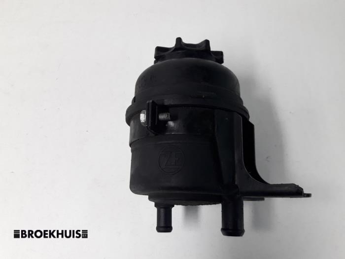 Gebruikte Servo Oliereservoir BMW 3 serie (E46/4) 320i 24V Prijs € 10,00 Margeregeling aangeboden door Autobedrijf Broekhuis B.V.