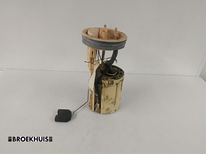 Gebruikte Tank element Pomp Volkswagen Multivan T5 (7E/7HC/7HF/7HM) 2.5 TDi Prijs € 40,00 Margeregeling aangeboden door Autobedrijf Broekhuis B.V.