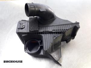 Gebruikte Luchtfilterhuis Renault Clio III (BR/CR) 1.5 dCi FAP Prijs € 25,00 Margeregeling aangeboden door Autobedrijf Broekhuis B.V.