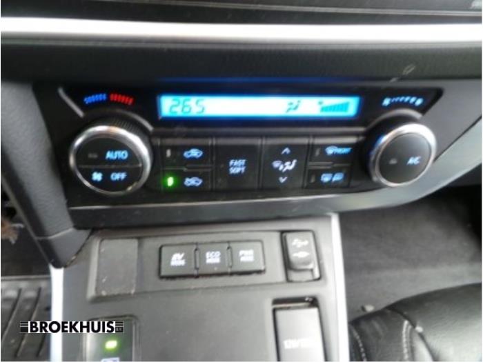 Kachel Bedieningspaneel van een Toyota Auris Touring Sports (E18) 1.8 16V Hybrid 2013