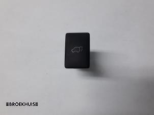 Gebruikte Schakelaar achterklep Toyota RAV4 (A4) 2.0 16V VVT-i 4x4 Prijs € 10,00 Margeregeling aangeboden door Autobedrijf Broekhuis B.V.