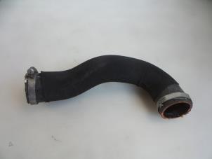 Gebruikte Intercooler Slang Volkswagen Touareg (7PA/PH) 3.0 TDI V6 24V BlueMotion Technology SCR Prijs € 30,00 Margeregeling aangeboden door Autobedrijf Broekhuis B.V.