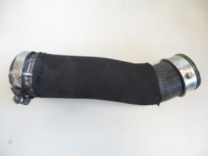 Gebruikte Intercooler Slang Volkswagen Touareg (7PA/PH) 3.0 TDI V6 24V BlueMotion Technology SCR Prijs € 30,00 Margeregeling aangeboden door Autobedrijf Broekhuis B.V.