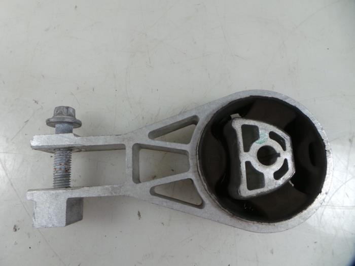 Gebruikte Versnellingsbak Steun Opel Corsa E 1.0 SIDI Turbo 12V Prijs € 20,00 Margeregeling aangeboden door Autobedrijf Broekhuis B.V.