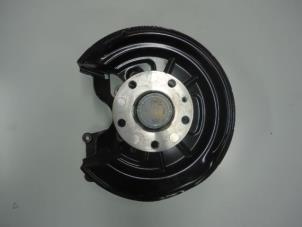 Gebruikte Fusee links-achter Volkswagen Golf VI (5K1) 2.0 GTD 16V Prijs € 50,00 Margeregeling aangeboden door Autobedrijf Broekhuis B.V.