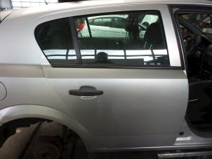 Gebruikte Portier 4Deurs rechts-achter Opel Astra H (L48) 1.6 16V Twinport Prijs € 80,00 Margeregeling aangeboden door Autobedrijf Broekhuis B.V.