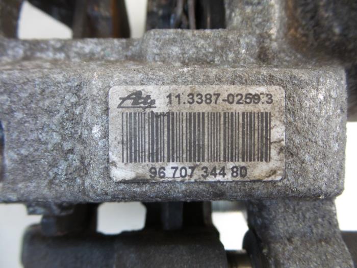 Remklauw (Tang) links-achter van een Peugeot 308 (L3/L8/LB/LH/LP) 1.6 BlueHDi 120 2015