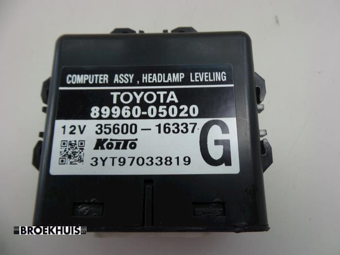 Verlichtings Module van een Toyota Avensis Wagon (T25/B1E) 2.4 16V VVT-i D4 2004