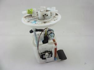 Gebruikte Tank element Pomp Hyundai i10 (F5) 1.2i 16V Prijs € 25,00 Margeregeling aangeboden door Autobedrijf Broekhuis B.V.