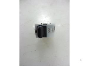 Gebruikte Alarm sensor Porsche 911 (996) 3.4 Carrera 4 24V Prijs € 25,00 Margeregeling aangeboden door Autobedrijf Broekhuis B.V.
