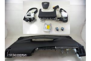 Gebruikte Airbag set + dashboard Toyota Prius (ZVW3) 1.8 16V Plug-in Prijs € 350,00 Margeregeling aangeboden door Autobedrijf Broekhuis B.V.