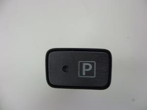 Gebruikte Schakelaar handrem Toyota Prius (ZVW3) 1.8 16V Plug-in Prijs € 10,00 Margeregeling aangeboden door Autobedrijf Broekhuis B.V.