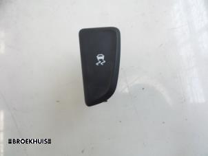 Gebruikte Schakelaar ESP Opel Zafira Tourer (P12) 1.6 CDTI 16V ecoFLEX 136 Prijs € 10,00 Margeregeling aangeboden door Autobedrijf Broekhuis B.V.