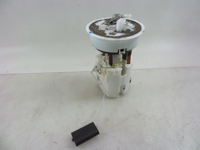 Gebruikte Tank element Pomp Ford Fiesta 6 (JA8) 1.4 16V Prijs € 30,00 Margeregeling aangeboden door Autobedrijf Broekhuis B.V.