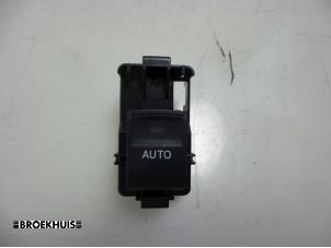Gebruikte Ruit schakelaar elektrisch Toyota Auris Touring Sports (E18) 1.8 16V Hybrid Prijs € 15,00 Margeregeling aangeboden door Autobedrijf Broekhuis B.V.