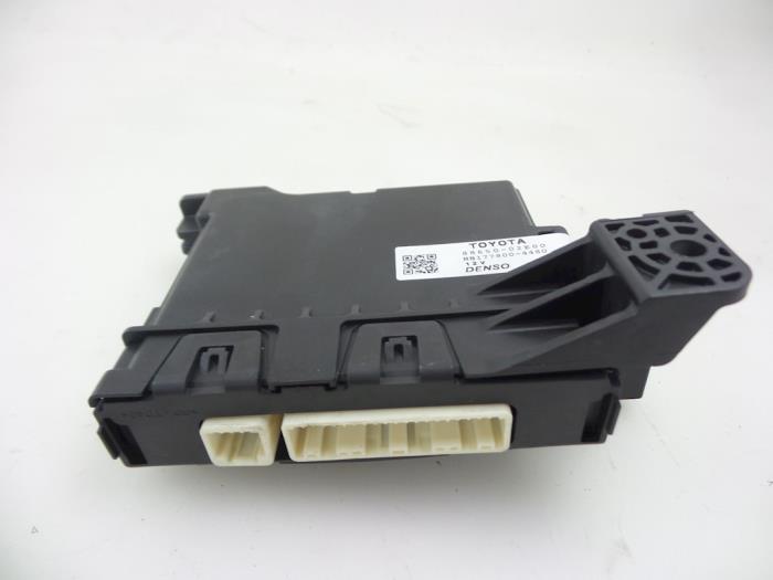 Module climatronic van een Toyota Auris Touring Sports (E18) 1.8 16V Hybrid 2014