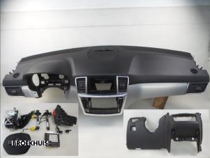 Gebruikte Airbag set + dashboard Mercedes ML III (166) 3.0 ML-350 BlueTEC V6 24V 4-Matic Prijs € 800,00 Margeregeling aangeboden door Autobedrijf Broekhuis B.V.