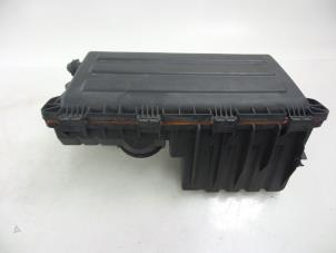 Gebruikte Luchtfilterhuis Volkswagen Polo IV (9N1/2/3) 1.6 16V Prijs € 20,00 Margeregeling aangeboden door Autobedrijf Broekhuis B.V.