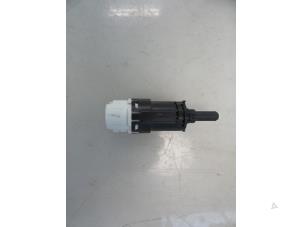 Gebruikte Schakelaar Renault Clio IV Estate/Grandtour (7R) 1.5 Energy dCi 90 FAP Prijs € 10,00 Margeregeling aangeboden door Autobedrijf Broekhuis B.V.