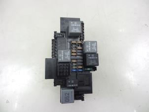 Gebruikte Zekeringkast Mercedes C (W205) C-350 e 2.0 16V Prijs € 60,00 Margeregeling aangeboden door Autobedrijf Broekhuis B.V.