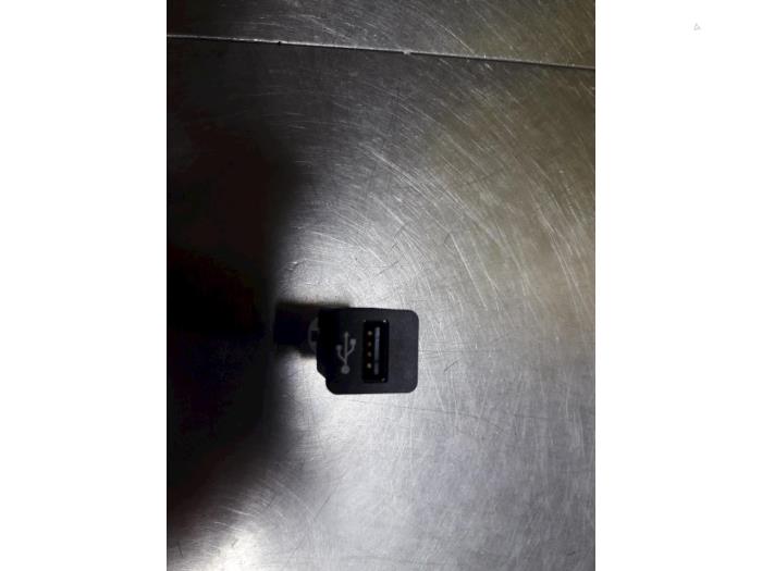 AUX/USB aansluiting van een BMW X3 (F25) xDrive20d 16V 2012
