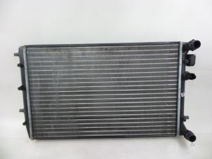 Gebruikte Radiateur Volkswagen Polo IV (9N1/2/3) 1.4 16V Prijs € 30,00 Margeregeling aangeboden door Autobedrijf Broekhuis B.V.