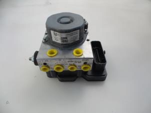 Gebruikte ABS Pomp Peugeot 308 SW (L4/L9/LC/LJ/LR) 1.6 BlueHDi 120 Prijs € 60,00 Margeregeling aangeboden door Autobedrijf Broekhuis B.V.